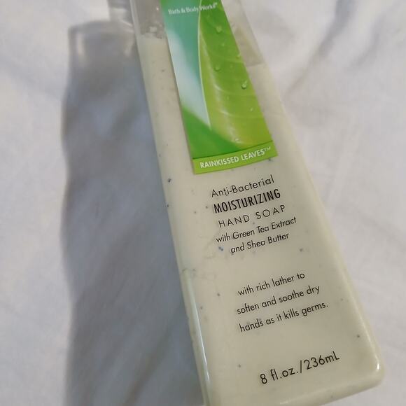 Bath & Body Works Rainkissed Leaves Anti-Bacterial Moisturizing Hand Soap NEW - Picture 1 of 8
